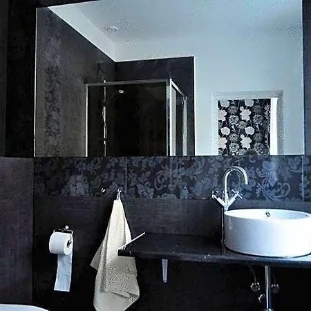 Artrooms فندق بوزنان