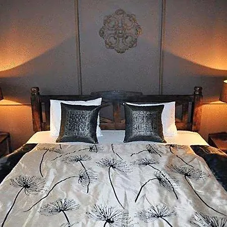 فندق Artrooms بوزنان